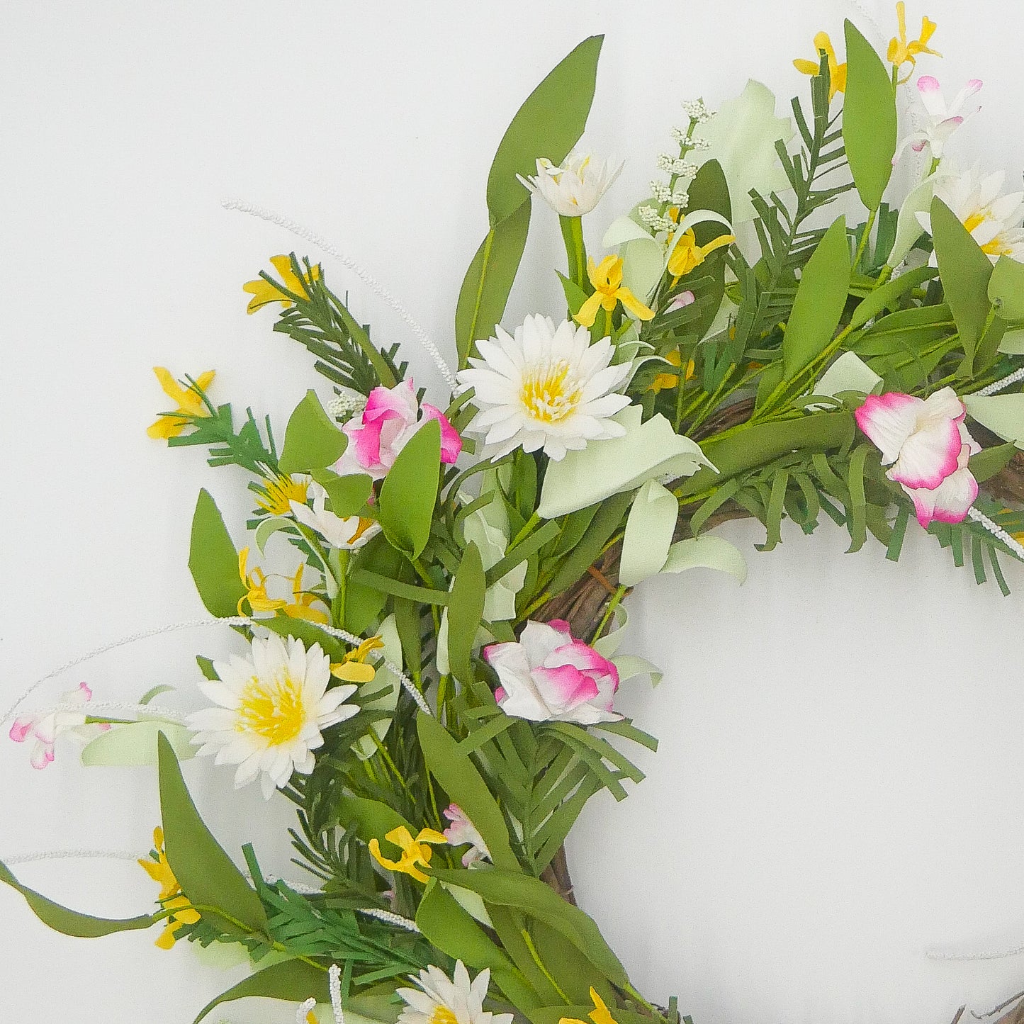 22" White Water Lily, Sweet Pea Wreath