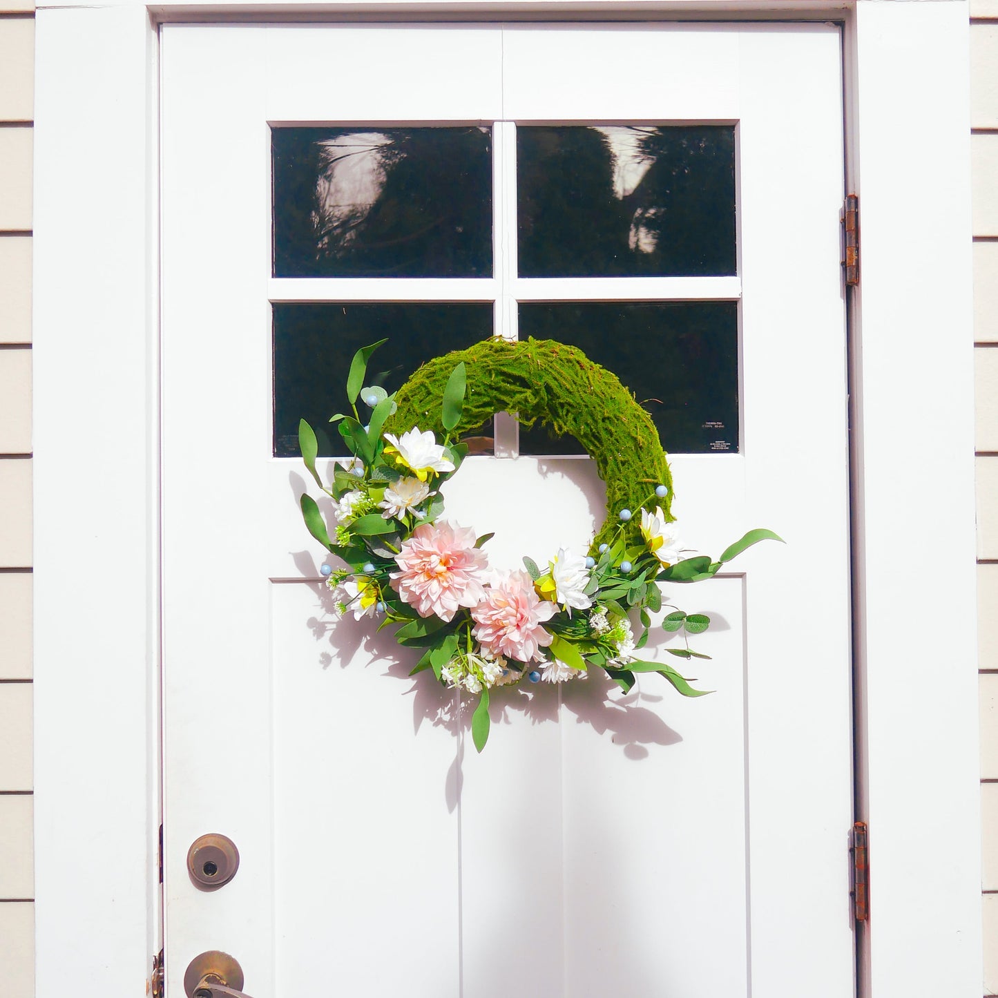 18" Dahlia, Eucalyptus, Moss Wreath